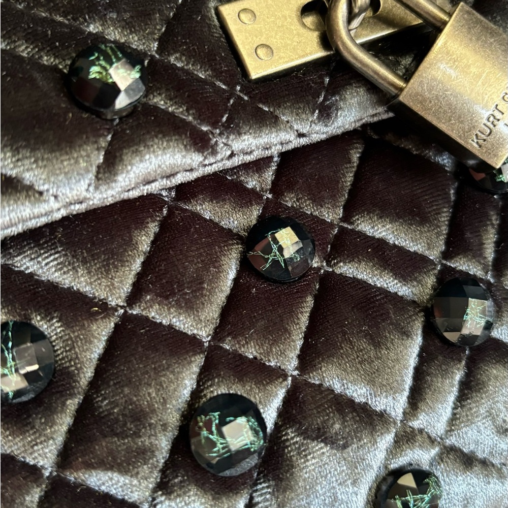 Authentic KURT GEIGER LONDON Velvet magnetic closure convertible Crosby/shoulder - Picture 7 of 16